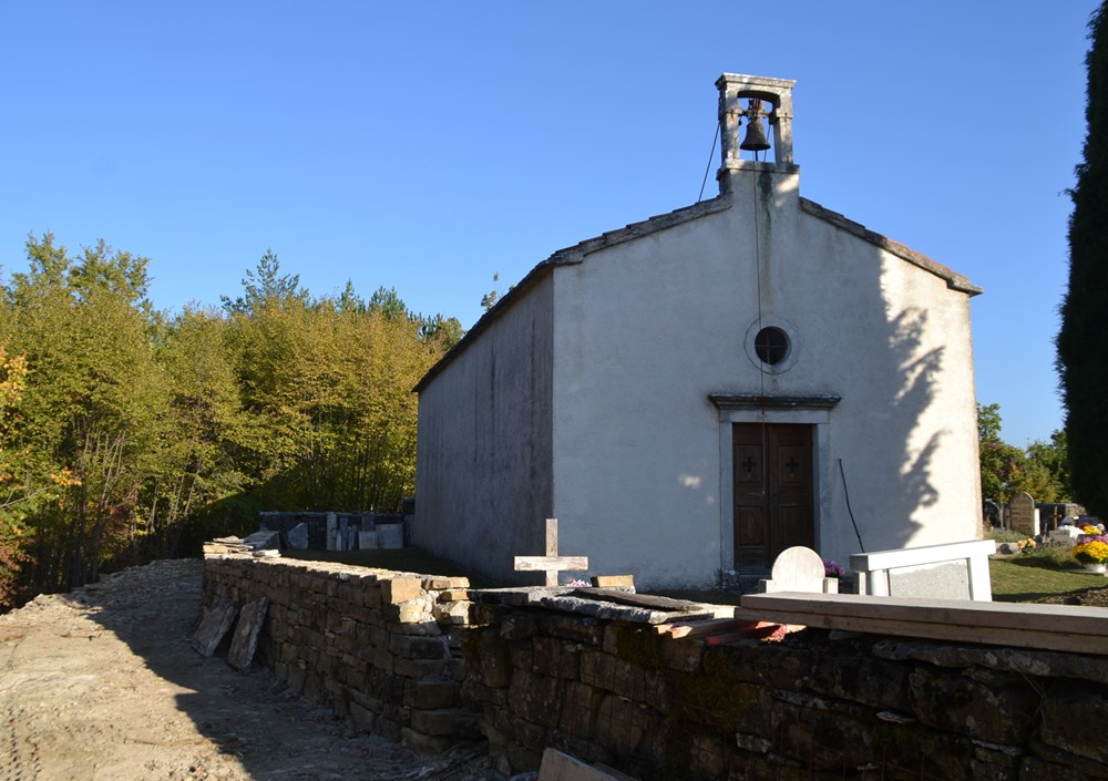 Puno je posla na obnovi zidova – crkvica u groblju kod Šterne (Snimio Luka Jelavić)